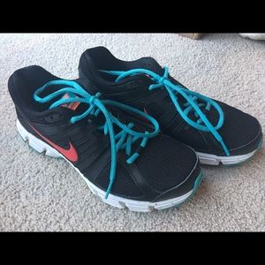 Women’s size 7.5 athletic shoe. GREAT condition